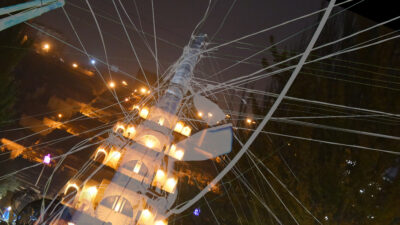 Die Kaskaden in Jerewan bei Nacht und das Gespenst eines Strommasts. Grafik: Lente/RadioCorax (CC BY-NC-SA)